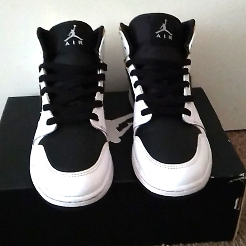 Jordan 1 Mid White, Gold and Black Size 6.5y Big Boy = Size 8 in Women
